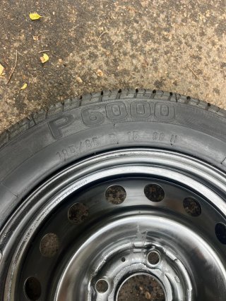 Rueda Pirelli P6000 185/65 R15 con llanta
