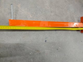 Soporte metálico naranja.