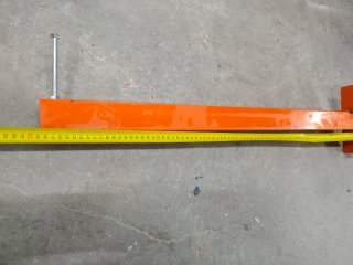 Soporte metálico naranja.