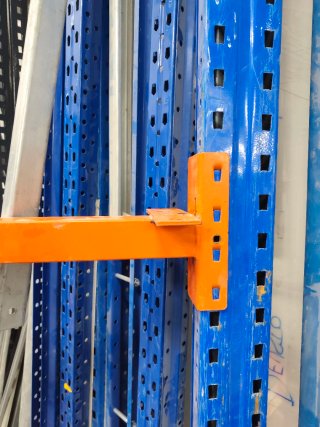 Soporte metálico naranja.