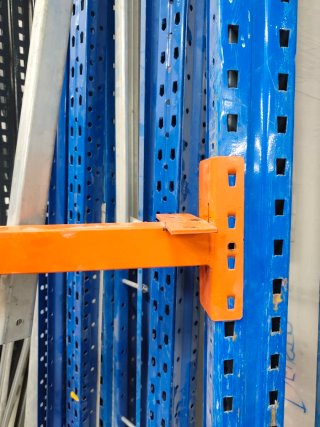 Soporte metálico naranja.
