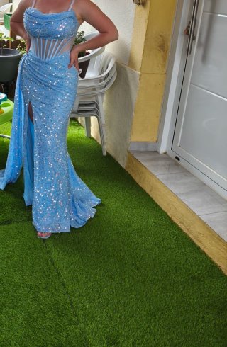 Vestido largo azul brillante