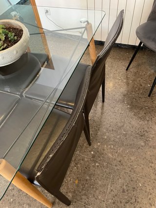 Mesa de cristal y 4 sillas negras
