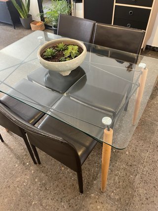 Mesa de cristal y 4 sillas negras