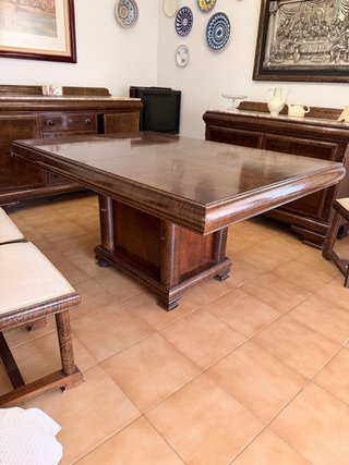 Mesa de comedor antigua de madera maciza