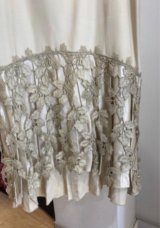 Vestido de fiesta beige y dorado con encaje