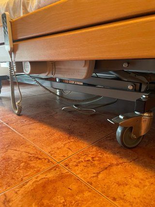 Cama articulada hospitalaria madera