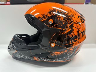 Casco Moto Naranja con Accesorios