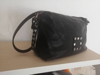 Borsa Campomaggi in pelle nera con borchie