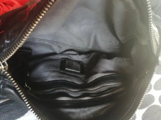Borsa Campomaggi in pelle nera con borchie