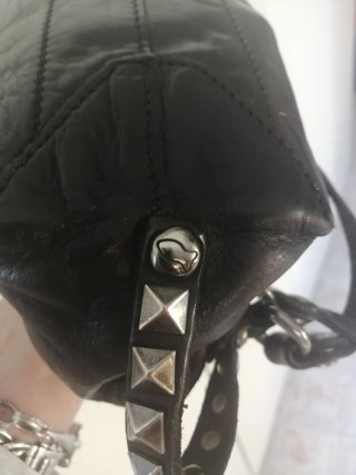 Borsa Campomaggi in pelle nera con borchie