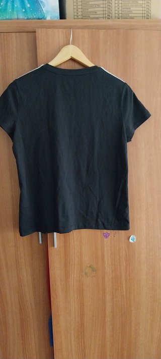 Camiseta negra con rayas blancas Adidas
