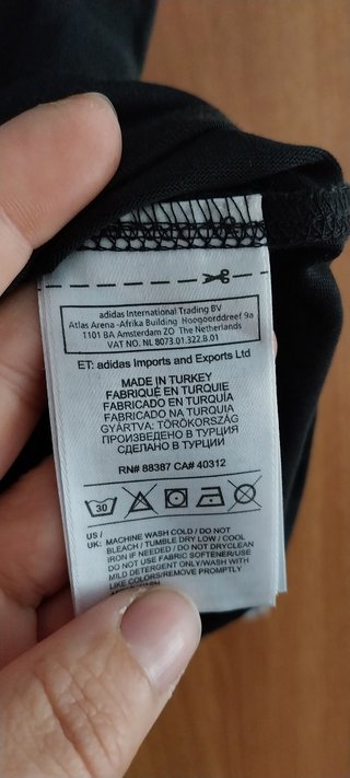 Camiseta negra con rayas blancas Adidas