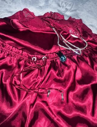 Pijama lencería burdeos satén con encaje