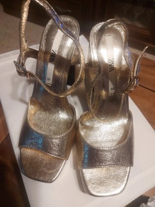Zapatos de tacón dorados talla 37