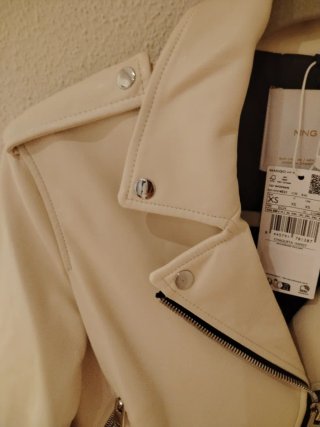 Cazadora efecto piel Mango Talla XS