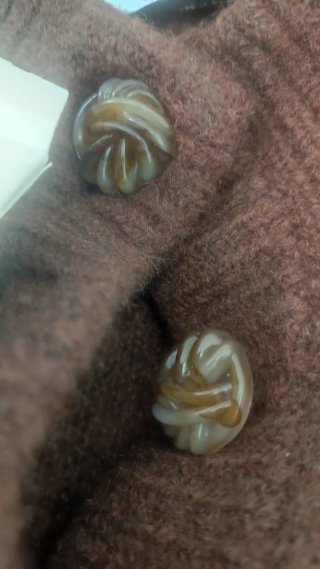 Chaqueta de punto marrón con bolsillos