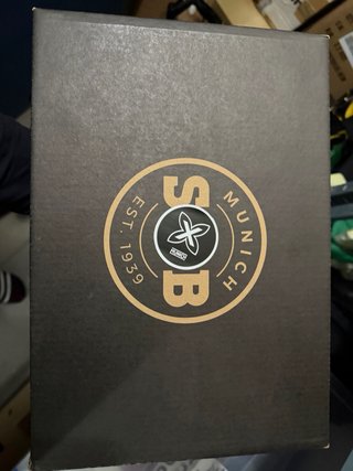 Zapatillas Munich Grises y Blancas. En su caja.
