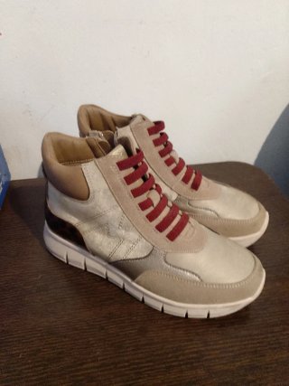 Zapatillas tipo bota beige y doradas