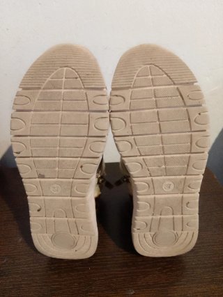 Zapatillas tipo bota beige y doradas