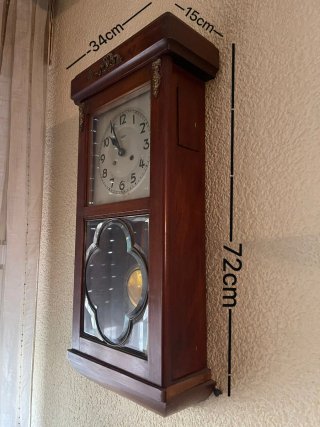 Reloj de pared antiguo de madera