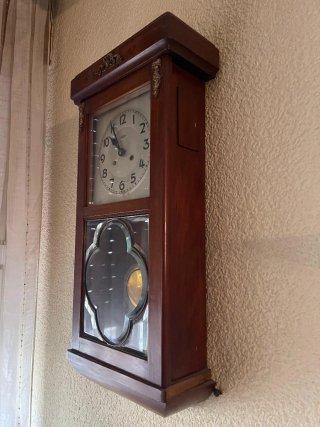 Reloj de pared antiguo de madera