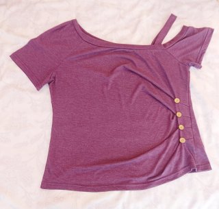 Camiseta morada cuello asimétrico botones