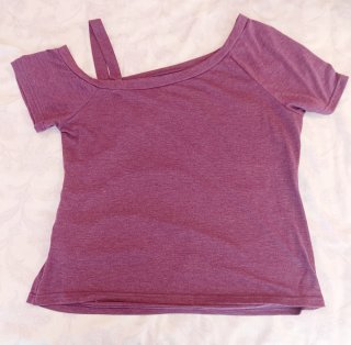 Camiseta morada cuello asimétrico botones