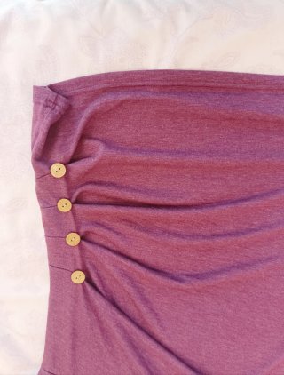 Camiseta morada cuello asimétrico botones