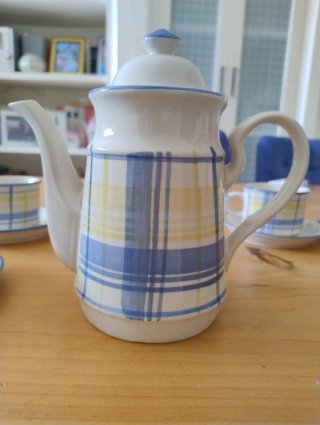 Juego de café de porcelana a cuadros