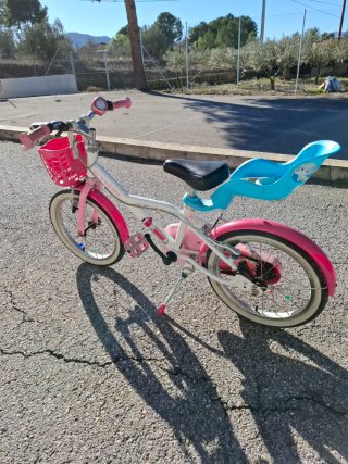 Bicicleta infantil rosa con cesta