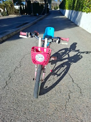 Bicicleta infantil rosa con cesta