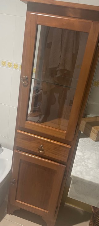 Mueble alto de madera y cristal