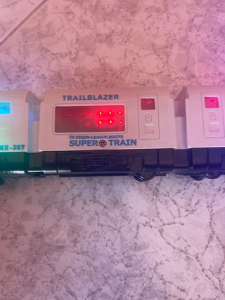 Tren de juguete con luces a pilas