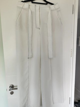 Pantalones blancos con costuras negras