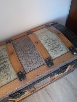 Baúl antiguo de madera y metal