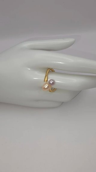 Anillo dorado ajustable con perlas