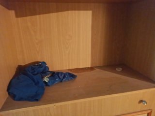 Armario de madera con detalles de mimbre