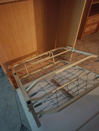 Armario de madera con detalles de mimbre