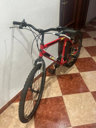 Bicicleta de montaña roja