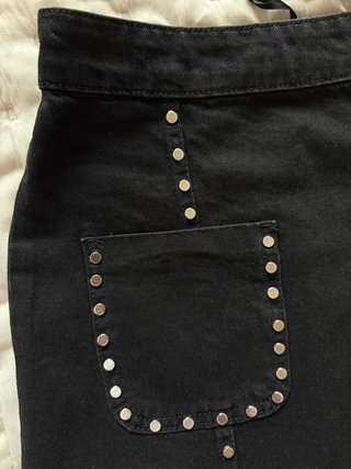 Falda ZARA negra con tachuelas