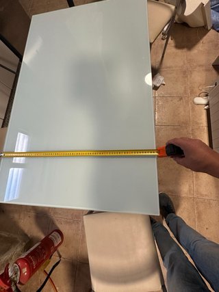 Mesa de cristal y metal gris