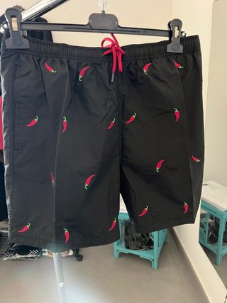 Costumi da bagno neri con peperoncini rossi