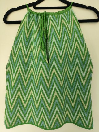 Top verde con estampado zigzag