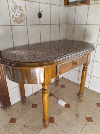 Mesa de madera y granito
