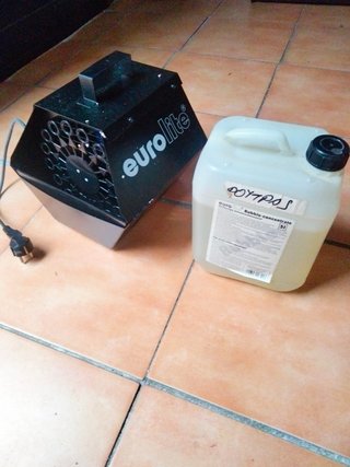 Máquina de burbujas Eurolite + líquido pompas
