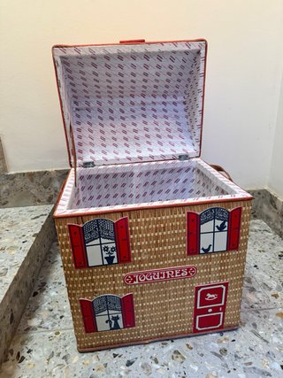 Baúl guarda juguetes casa mimbre y rojo