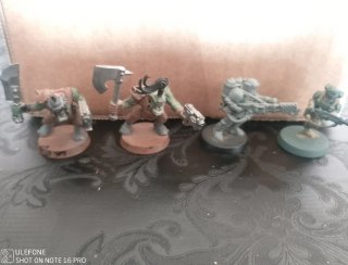 Lote Warhammer: Figuras y arma