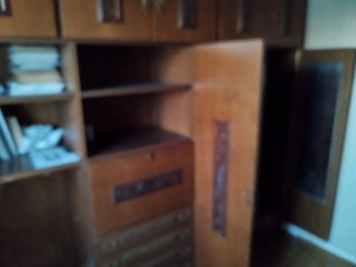 Estantería de madera antigua