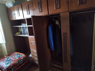 Estantería de madera antigua